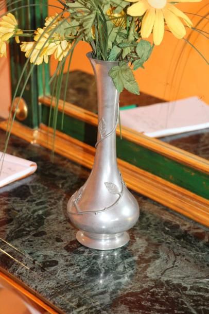 null 30 Vase soliflore en étain à décor en relief de branchages. Vers 1900