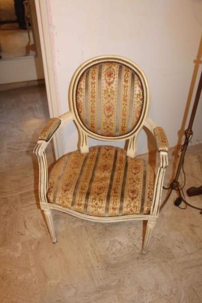 null 38 Paire de fauteuils médaillon en bois laqué et rechampi, pieds cannelés. Style...