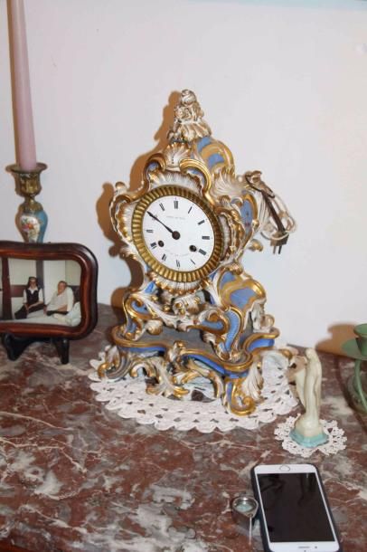 null 40 Garniture de cheminée en porcelaine de Paris polychrome et or à décor de...