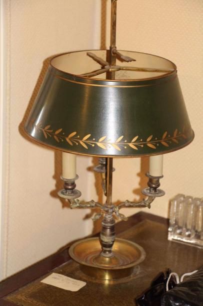 null 67 Lampe bouillotte en bronze doré à trois lumières et abat-jour en tôle peinte....
