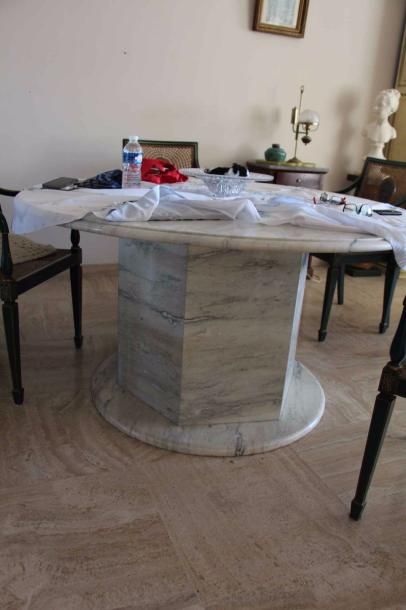 null 81 Table en marbre gris veiné blanc à plateau rond et piétement central hexagonal....