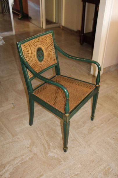 null 82 Suite de huit fauteuils en bois laqué vert et or, assise canée et dossier...
