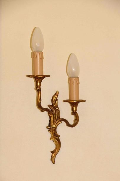null 9 Paire d’appliques en bronze doré à deux bras de lumière. Style Rocaille