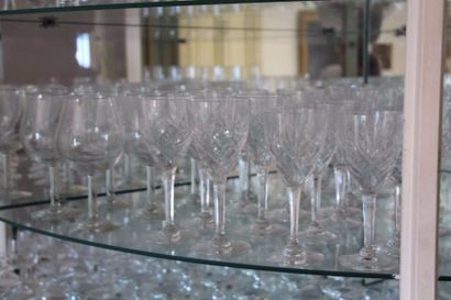 null 97 Partie de service de verre en cristal taillé comprenant : onze verre à vin...