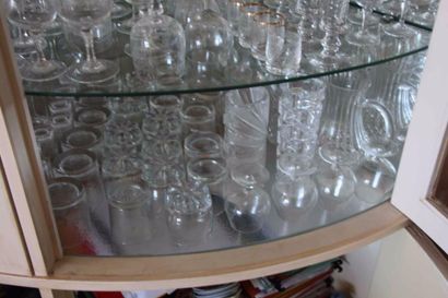 null 99 Lot de parties de service de verres en cristal et verre de différents mo...