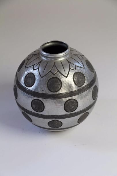 null Vase boule en aluminium signé Art Gout