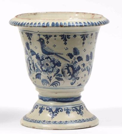 null Nevers. vase faïence blanc bleu à décor d’oiseaux et motifs floraux. (Fêle et...