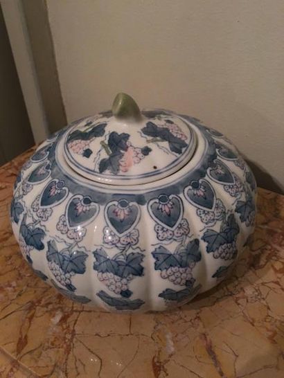null Pot couvert en porcelaine de Chine godronnée à décor de pampres de vigne. Hauteur...