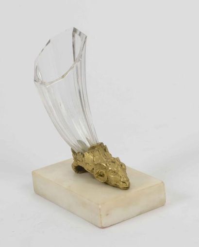 null L 85 Vase en forme de corne d’abondance en bronze ciselé et doré et cristal...