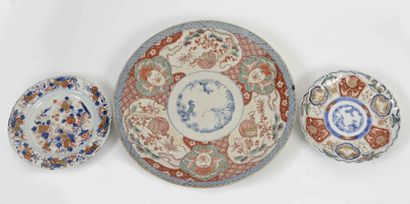 null L 111 Assiette en porcelaine polychrome et or à décor de fleurs Japon XIXème...