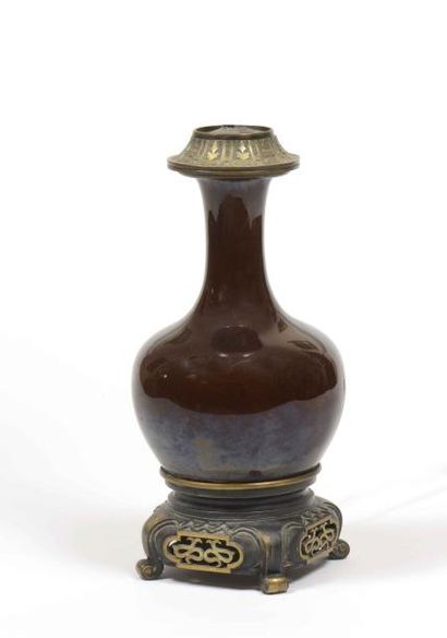 null Vase de forme balustre en porcelaine de couleur brune. Socle en bronze à décor...