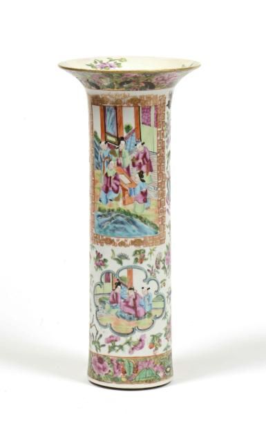 null Vase cylindrique en porcelaine de Canton à décor polychrome de scènes familiales...