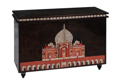 null Commode Taj Mahal bois et laque coquille d'oeuf Hauteur : 86 cm - Longueur :...