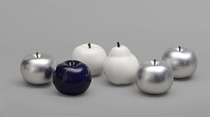 null Cinq pommes en résine blanche, argenté et bleu Hauteur : 10cm - Poire en résine...