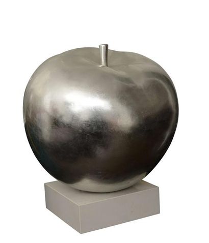 null Grande pomme en résine argentée sur un socle Hauteur : 90cm 