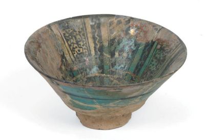 Kashan ou Rakka XXème - XIIIème siècle Coupe en céramique à glaçure turquoise à décor...