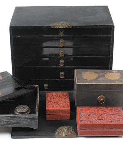 JAPON - Epoque MEIJI (1868-1912) Cabinet en laque brun-noir à sept tiroirs derrière...