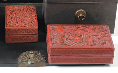 CHINE - XIXe siècle Deux boîtes rectangulaires en laque rouge sculpté, l'une à décor...