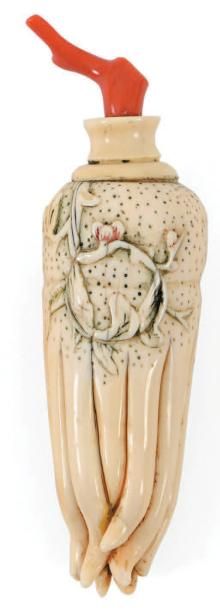Chine XIXème siècle Tabatière en ivoire gravé en forme de citron main de bouddha,...