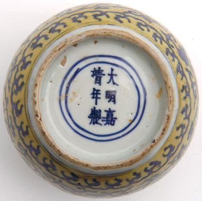CHINE - Epoque JIAJING (1522-1566) Bas de vase double gourdes en porcelaine décorée...