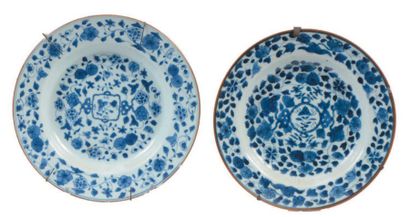 CHINE - XVIIIe siècle Deux assiettes en porcelaine bleu blanc ornée de fleurs dans...