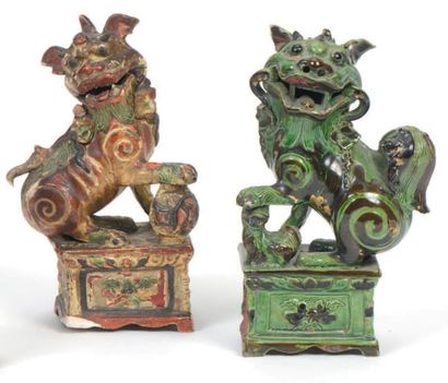 CHINE - XIXe siècle Deux statuettes de chimères en grès émaillé rouge et vert, assises...