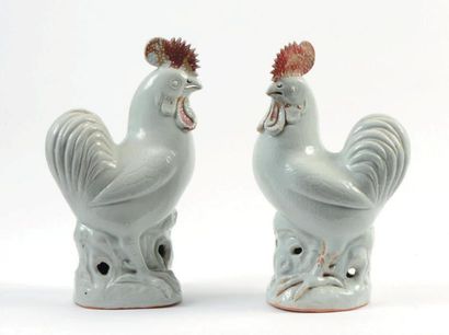 CHINE - XIXe siècle Paire de coqs en porcelaine émaillée blanc et rouge de fer posée...
