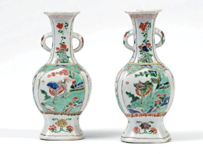 CHINE - Époque KANGXI (1662-1722) Paire de vases à deux anses en porcelaine à décor...