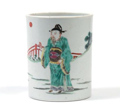 CHINE - XVIIIe siècle Porte-pinceau bitong en porcelaine émaillée polychrome à décor...