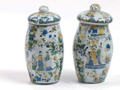 null Paire de vases couverts en verre églomisé à décor de personnages chinois parmi...