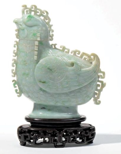 CHINE - Début du XXe siècle Brûle-parfum en forme de phénix en jadéite verte sculptée...