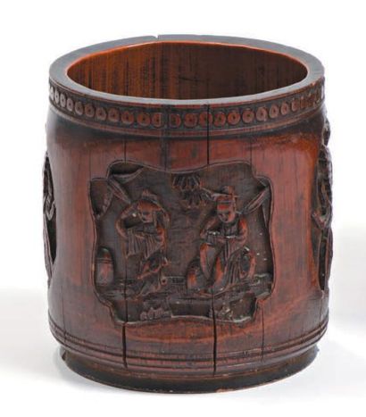 CHINE Pot en pinceau en bois patiné à décor sculpté d'un médaillon polylobé avec...