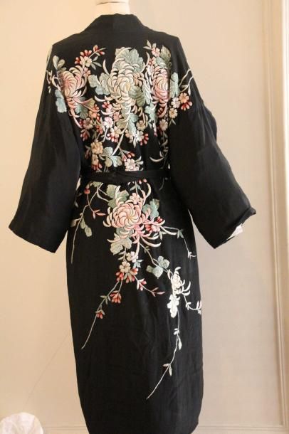 null 
JAPON - Fin XIXe siècle

Ensemble de cinq sous-kimonos en soie noire, à décor...