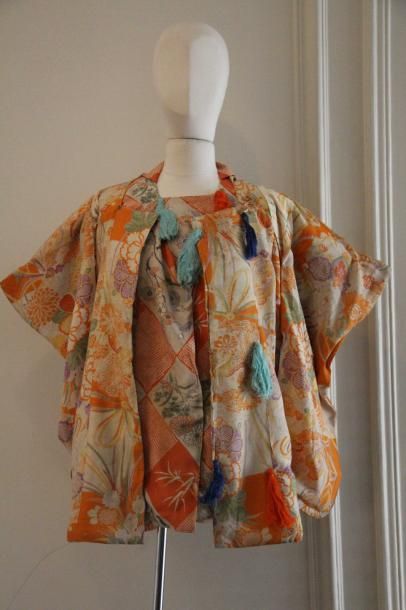 null 
JAPON - Fin XIXe siècle

Ensemble de cinq sous-kimonos en soie orange, à décor...