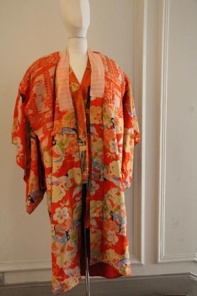 null 
JAPON - Fin XIXe siècle

Ensemble de cinq sous-kimonos en soie orange, à décor...