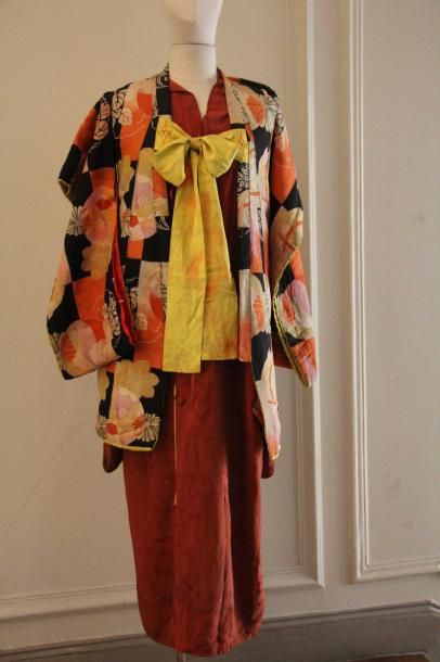 null 
JAPON - Fin XIXe siècle

Ensemble de cinq sous-kimonos en soie orange et rouge,...