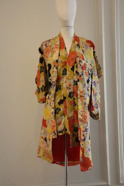 null 
JAPON - Fin XIXe siècle

Ensemble de cinq sous-kimonos en soie orange et rouge,...