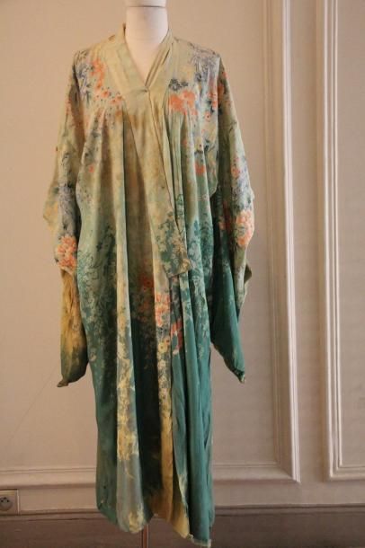 null 
JAPON - Fin XIXe siècle

Ensemble de six sous-kimonos:

Deux en soie verte,...