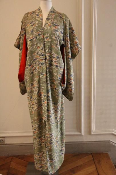 null 
JAPON - Fin XIXe siècle

Ensemble de six sous-kimonos:

Deux en soie verte,...