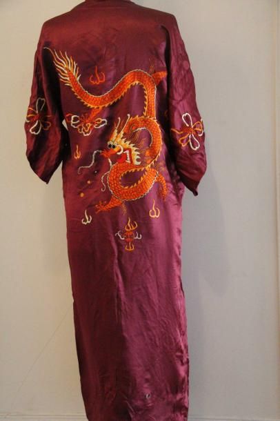 null 
CHINE - Fin XIXe siècle

Ensemble de cinq robes:

Trois robes violet, deux...