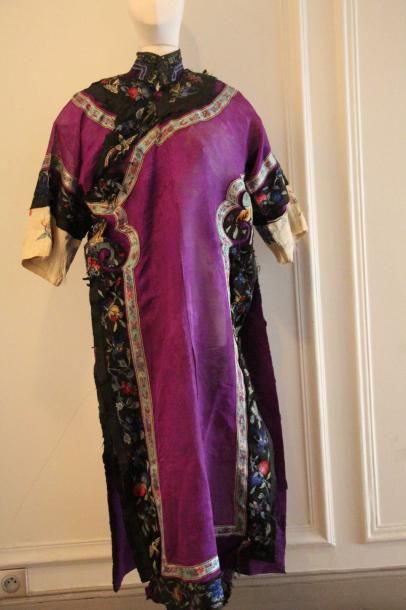 null 
CHINE - Fin XIXe siècle

Ensemble de cinq robes:

Trois robes violet, deux...