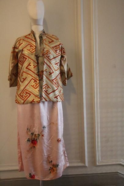 null 
CHINE - Fin XIXe siècle

Ensemble de sept vêtements:

Quatre vestes en soie...