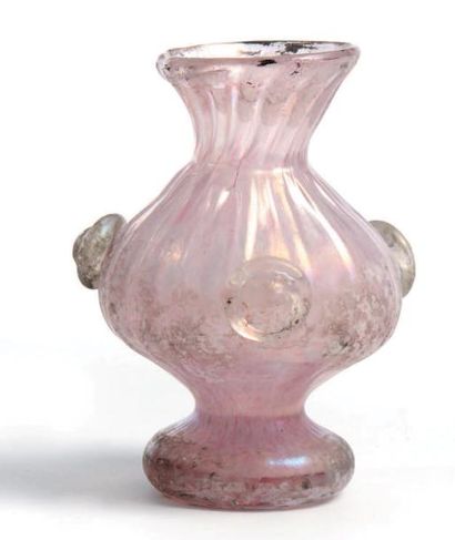 null Petit vase balustre en verre irisé rose à décor d'appliques.
Epoque Antique.
Hauteur:...