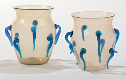 null Deux vases évasés balustres en verre fumé et attache en verre bleu.
XIXe siècle.
Hauteurs:...
