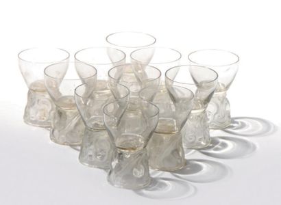 LALIQUE Petit service de verre modèle Marienthal composé de onze petits verres blancs...