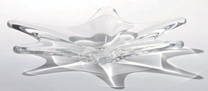 BACCARAT Coupe en cristal moulé en forme d'étoile de mer, signée.
Longueur: 34 c...