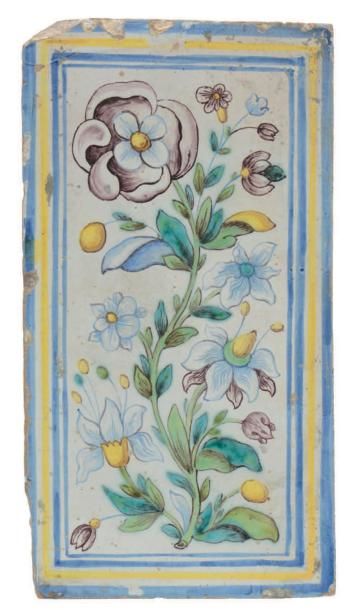 null Carreau de faïence à décor polychrome de fleurs.
XVIIIe siècle.
27 x 14 cm