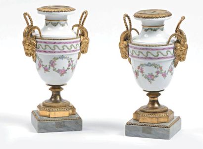 null Paire de vases de forme balustre en porcelaine blanche à décor polychrome d'une...