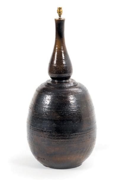 Jean MARAIS (1913-1998) Important vase de forme balustre à long col en terre rouge...