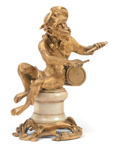 null Paire de figures en bronze doré représentant des singes musiciens, reposant...